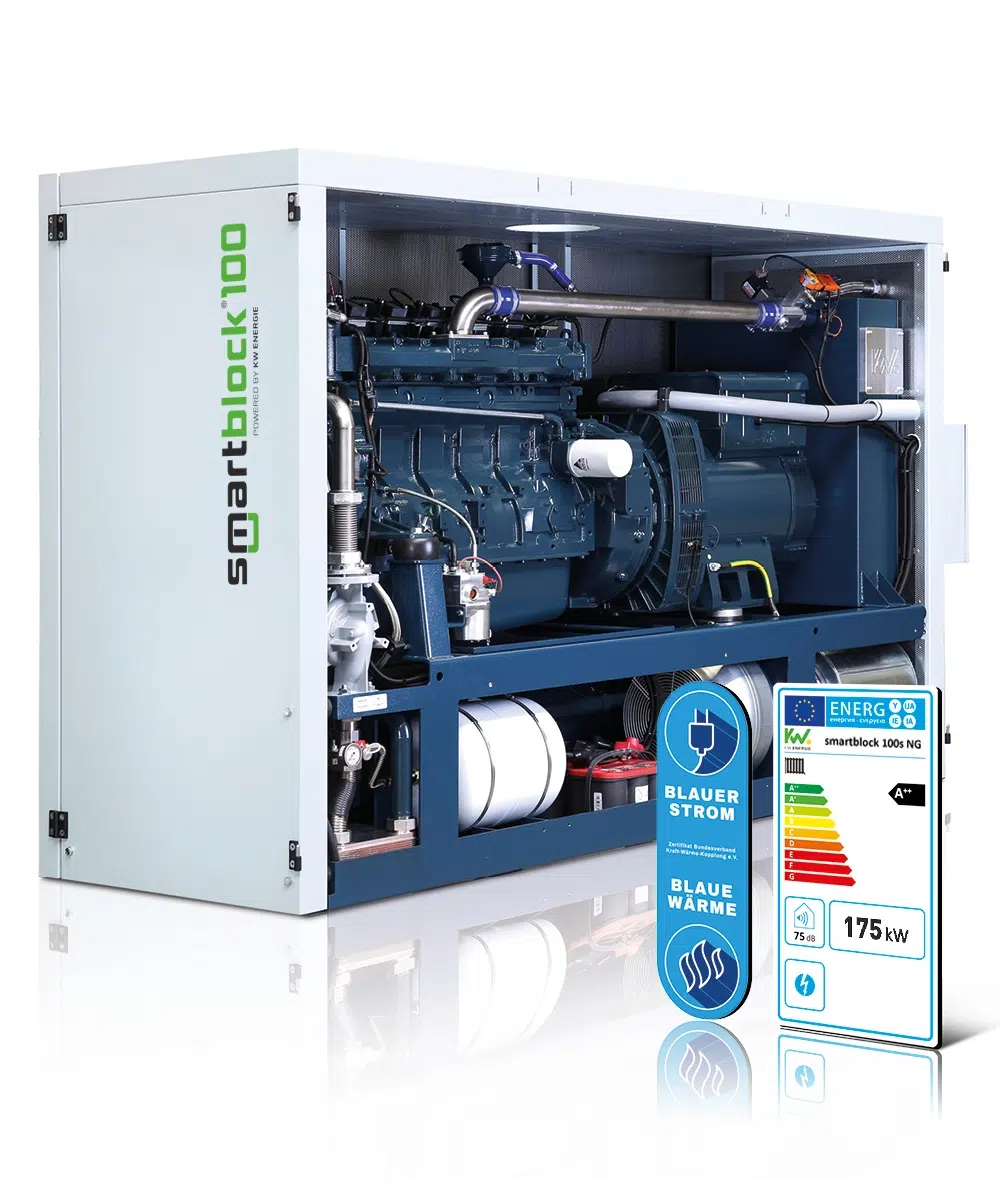 Ein Blockheizkraftwerk mit blauem Motor und weißen Elementen zeigt Energielabel